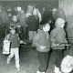 ARH Slg. Bartling 4978, Laternenzug der Kinder aus der Feierscheune beim Erntefest, Vesbeck
