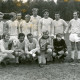 Stadtarchiv Neustadt a. Rbge., ARH Slg. Bartling 5007, Erinnerungsfoto Fußballmannschaft des TSV Mariensee-Wulfelade, aufgestellt am Mittelkreis