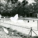 Stadtarchiv Neustadt a. Rbge., ARH Slg. Bartling 5010, Blick von der Liegewiese diagonal über das das Schwimmbecken auf das Sanitärgebäude des Waldbads, Wulfelade