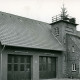 Stadtarchiv Neustadt a. Rbge., ARH Slg. Bartling 5026, Turm des Feuerwehrgerätehaus Am Schiffgraben geschmückt mit einem Tannenbaum, Straßenansicht von Osten, Poggenhagen