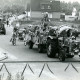 Stadtarchiv Neustadt a. Rbge., ARH Slg. Bartling 5028, Festumzug zum Erntefest mit von Treckern gezogenen geschmückten Wagen im Neubaugebiet, Poggenhagen