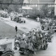 Stadtarchiv Neustadt a. Rbge., ARH Slg. Bartling 5029, Festumzug zum Erntefest mit von Treckern gezogenen geschmückten Wagen im Neubaugebiet, Poggenhagen