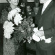 ARH Slg. Bartling 5035, Überreichung eines Blumengebindes zur Verabschiedung der Altenbetreuerin Elsa Wenn durch den Gemeindedirektor W. Thies, Poggenhagen