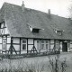 Stadtarchiv Neustadt a. Rbge., ARH Slg. Bartling 5041, Fachwerkgebäude der Prüfstelle Scharnhost des Bundessortenamt, In Scharnhorst Nr. 2, Basse