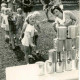 ARH Slg. Bartling 586, Sommerfest im Spielkreis, Kinder auf dem Rasen beim Dosenwerfen, Stöckendrebber