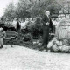 Stadtarchiv Neustadt a. Rbge., ARH Slg. Bartling 828, Ortsjubiläum 1000 Jahre, Enthüllung des Gedenksteins durch N. N. unter den Augen von zahlreichen umstehenden Zuschauern, Stöckendrebber