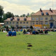 Archiv der Region Hannover, ARH Slg. Bürgerbüro 118, Besucher im Georgengarten mit Blick auf das Gebäude des Wilhelm Busch Museums, Hannover