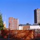 Archiv der Region Hannover, ARH Slg. Bürgerbüro 390, Blick auf einen Turm des Heizkraftwerkes, die ehemalige Lindener Brauerei (Abriss Mitte 2000) und die Hochhäuser des Ihmezentrums, Linden