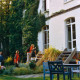 Archiv der Region Hannover, ARH Slg. Bürgerbüro 449, Garten mit Eingang zu einem Gebäude, Ricklingen?