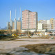 Archiv der Region Hannover, ARH Slg. Bürgerbüro 477, Gelände der ehemaligen Lindener Aktien-Brauerei  nach dem Abriss mit Blick auf die Türme des Heizkraftwerks und das Ihme-Zentrum, Linden