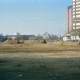 Archiv der Region Hannover, ARH Slg. Bürgerbüro 478, Gelände der ehemaligen Lindener Aktien-Brauerei  nach dem Abriss, links ein Teil des Ihme-Zentrums, Linden