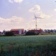 Archiv der Region Hannover, ARH Slg. Bürgerbüro 767, Blick über ein Feld auf Baustelle mit Kran, Hannover