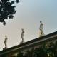 Archiv der Region Hannover, ARH Slg. Bürgerbüro 788, Statuen auf einer Mauer, Hannover
