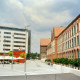 Archiv der Region Hannover, ARH Slg. Bürgerbüro 915, Platz im Pelikanviertel mit Blick auf ein Bistro und Gebäude des ehemaligen Pelikanwerkes (r.) an der Günther-Wagner-Allee Ecke Pelikanplatz, List