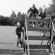 Archiv der Region Hannover, ARH Slg. Weber 02-004/0008, Mitglieder der Jugendfeuerwehr klettern über eine Bretterwand