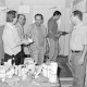 ARH Slg. Weber 02-004/0016, Männer bei Renovierungsarbeiten im Vereinsheim des deutsch-türkischen Vereins, Gehrden