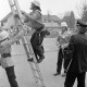 Archiv der Region Hannover, ARH Slg. Weber 02-005/0013, Feuerwehrgrundlehrgang der Freiwilligen Feuerwehren Gehrden und Wennigsen auf dem Schulhof der Grundschule Am Castrum, Gehrden