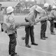 Archiv der Region Hannover, ARH Slg. Weber 02-005/0014, Feuerwehrgrundlehrgang der Freiwilligen Feuerwehren Gehrden und Wennigsen mit Lehrgangsleiter Heinz Pinkowski (zweiter v.r.) auf dem Schulhof der Grundschule Am Castrum, Gehrden