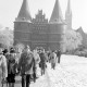 Archiv der Region Hannover, ARH Slg. Weber 02-006/0012, Samba-Express "Eine Stadt geht auf Reisen" vor dem Holstentor, Lübeck