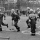 Archiv der Region Hannover, ARH Slg. Weber 02-008/0003, Mitglieder der Jugendfeuerwehr bei der Abnahme der Leistungsspange auf der Sportanlage Lange Feldstraße, Gehrden