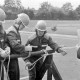 ARH Slg. Weber 02-008/0005, Mitglieder der Jugendfeuerwehr bei der Abnahme der Leistungsspange auf der Sportanlage Lange Feldstraße, Gehrden