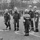 Archiv der Region Hannover, ARH Slg. Weber 02-008/0007, Mitglieder der Jugendfeuerwehr bei der Abnahme der Leistungsspange auf der Sportanlage Lange Feldstraße, Gehrden