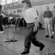 Archiv der Region Hannover, ARH Slg. Weber 02-009/0001, Eine Frau bei einem Stockschieß-Turnier der Behindertensportgemeinschaft Calenberg in der Sporthalle Lange Feldstraße, Gehrden