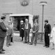 Archiv der Region Hannover, ARH Slg. Weber 02-009/0002, Personen vor der Neuapostolischen Kirche in der Große Bergstraße, Gehrden