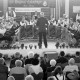 Archiv der Region Hannover, ARH Slg. Weber 02-009/0005, Frühjahrskonzert des Blasorchesters "Original Calenberger" mit Musikmeister Horst Bode in der Sporthalle Lange Feldstraße, Gehrden