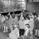 ARH Slg. Weber 02-009/0006, Bürgermeister Heinrich Berkefeld spricht in der Aula des Matthias-Claudius-Gymnasium vor einer Gruppe Jugendlicher und Erwachsener, Gehrden