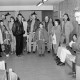 Archiv der Region Hannover, ARH Slg. Weber 02-009/0007, Bürgermeister Heinrich Berkefeld spricht im Schüleraufenthaltsraum des Matthias-Claudius-Gymnasiums vor Erwachsenen und Kindern, Gehrden