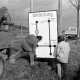 Archiv der Region Hannover, ARH Slg. Weber 02-010/0002, Zwei Männer stellen eine Umleitungsbeschilderung auf, Gehrden