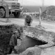 Archiv der Region Hannover, ARH Slg. Weber 02-010/0017, Zwei Männer arbeiten an einer Straßenbrücke