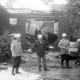 ARH Slg. Weber 02-010/0019, Feuerwehrleute vor einem vom Feuer zerstörtem Haus