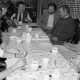 Archiv der Region Hannover, ARH Slg. Weber 02-010/0020, Historiker Prof. Carl-Hans Hauptmeyer (Bildmitte, mit Bart) im Gespräch mit Ortsbürgermeister Eberhard Meyer-Everloh (zweiter von rechts) und weitere Personen beim Kaffee trinken im Dorfgemeinschaftshaus, Everloh