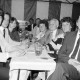 Archiv der Region Hannover, ARH Slg. Weber 02-011/0009, Ehrengäste bei der Verleihung der Zelter-Plakette an den Männergesangverein Liederkranz auf dem Zeltfest, Redderse  