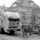 Archiv der Region Hannover, ARH Slg. Weber 02-011/0021, Sperrmüllabfuhr vor dem Wohnhaus Burgfeld Nr. 5, Alt-Gehrden