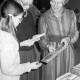 Archiv der Region Hannover, ARH Slg. Weber 02-011/0023, r. Marlies Koschützke an ihrem Unicef Stand mit Grußkartenverkauf bei einer Weihnachtsausstellung 