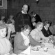 Archiv der Region Hannover, ARH Slg. Weber 02-012/0017, Kaffeenachmittag der Senioren mit Ortsvorsteher Werner Raupert im Gasthaus von Erna und Günter Hogrefe, Ditterke