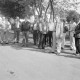 Archiv der Region Hannover, ARH Slg. Weber 02-013/0014, Ortsbegehung mit dem Ortsrat und Anliegern im Pagenburgweg, Lenthe