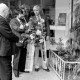Archiv der Region Hannover, ARH Slg. Weber 02-014/0015, V.l. Wolfgang Petter und Detlef Illemann vom Vorstand der SPD Gehrden legen einen Kranz vor der Gedenktafel für die ehemalige Synagoge ab, l. Erwin Franz von der jüdischen Gemeinde, Gehrden