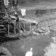 ARH Slg. Weber 02-014/0016, Drei Männer festigen den Rand des Brauereiteichs mit Holzpflöcken, Alt-Gehrden