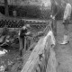 Archiv der Region Hannover, ARH Slg. Weber 02-014/0017, Drei Männer festigen den Rand des Brauereiteichs mit Holzpflöcken, Alt-Gehrden