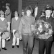 Archiv der Region Hannover, ARH Slg. Weber 02-015/0006, Ehrung für Henning Borowski als langjähriger Leiter des Spielmannszuges der Ortsfeuerwehr Gehrden, im Hintergrund junge Mitglieder des Spielmannszug, Gehrden