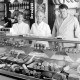 ARH Slg. Weber 02-015/0010, V.r. Fleischermeister Wilhelm Beier, Frau Bess, Frau Sonntag und Margot Beier in der Fleischerei Beier im Steinweg, Gehrden