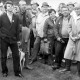 Archiv der Region Hannover, ARH Slg. Weber 02-016/0006, Start der Grenzbegehung Gehrdens mit v.l. SPD-Landtagsabgeordnete Heinrich Aller und CDU-Landtagsabgeordneter Willi Lindhorst auf dem Sportplatz des MTV Lemmie