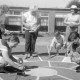 Archiv der Region Hannover, ARH Slg. Weber 02-016/0010, Personen bemalen den Schulhof der Grundschule Am Castrum, Gehrden