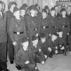Archiv der Region Hannover, ARH Slg. Weber 02-016/0016, Gruppenfoto bei der Gründung der Jugendfeuerwehr Northen mit ersten Jugendfeuerwehrwart Helmut Kitta (links), Northen