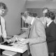 Archiv der Region Hannover, ARH Slg. Weber 02-017/0007, Sonderpostamt mit Postbeamten Wilfried Badstieber vermutlich bei der Briefmarken-Ausstellung vom 19./20. Mai 1979 zum 10jährigen Bestehen des Gehrdener Philatelistenvereins in der Festhalle, Gehrden
