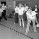 ARH Slg. Weber 02-017/0010, Ein Mann von der BSG Calenberg e.V. tritt bei einem Stockschieß Wettbewerb gegen Mitglieder der BSG Wunstorf an, Sporthalle Lange Feldstraße Gehrden